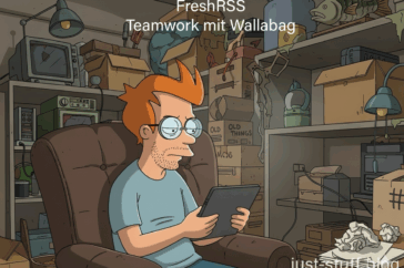 Comicfigur sitzt in braunem Sessel und hält Tablet, umgeben von Kartons und Regalen mit alten Gegenständen.