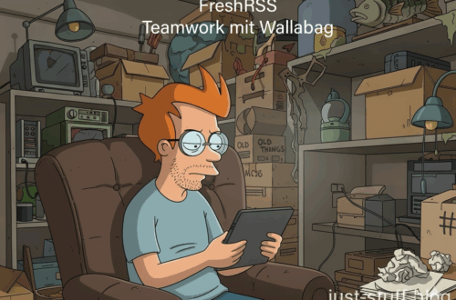 Comicfigur sitzt in braunem Sessel und hält Tablet, umgeben von Kartons und Regalen mit alten Gegenständen.